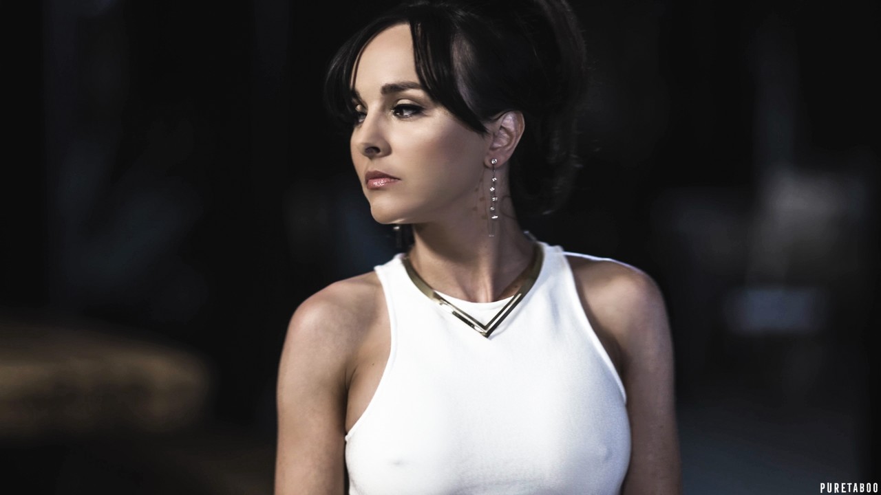 Cytherea Et Charly Summer Profitent D'un Trio FFM Sur Le Lit