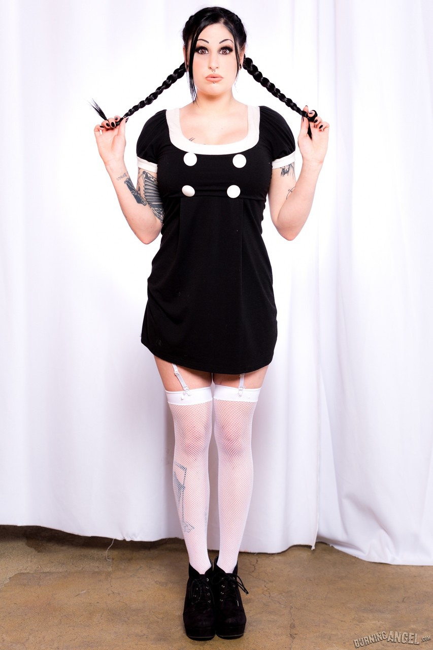 可愛いオフェリア雨がスカートをめくり、剃毛したマンコを指でなでる