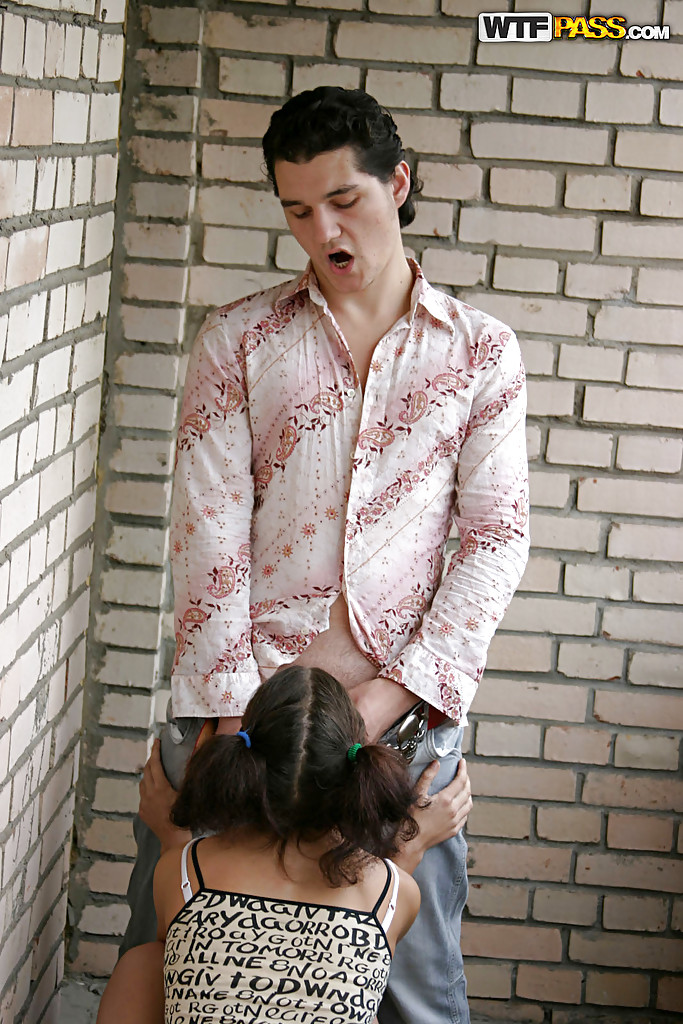 Coquine Adolescente Donne Un Sexe Oral Et Se Fait Pomper En Public