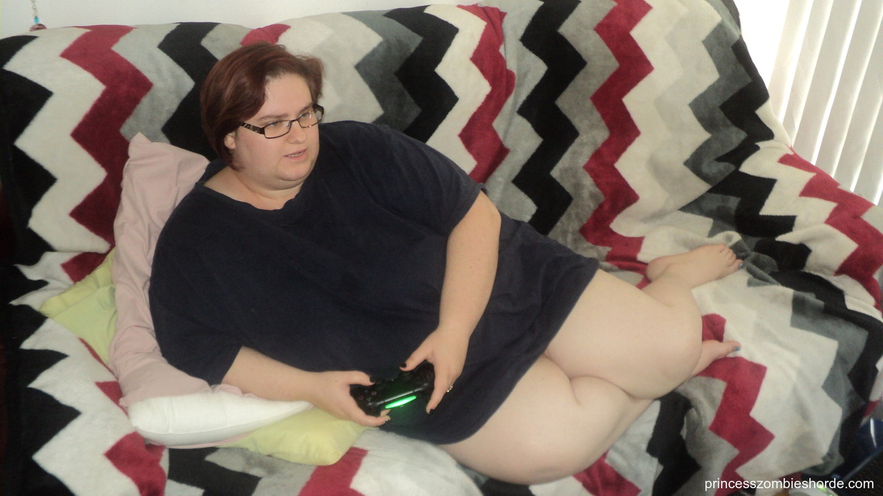 LaLa Delilah 成熟した女性 メガネをして巨乳を愛撫してオナニーをする