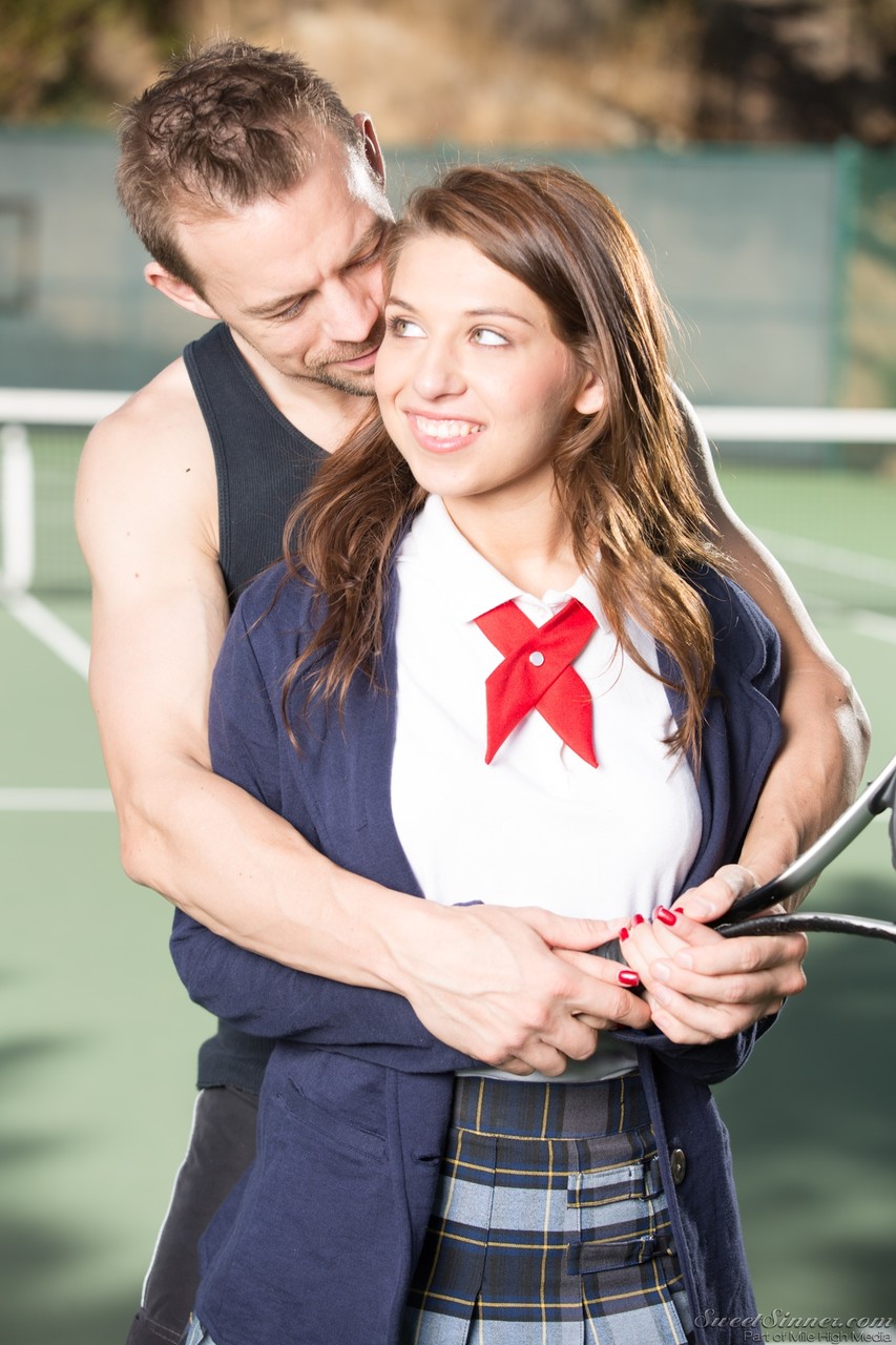 Doce Colegial Ariana Grand Beijando Seu Homem Excitado Erik Everhard