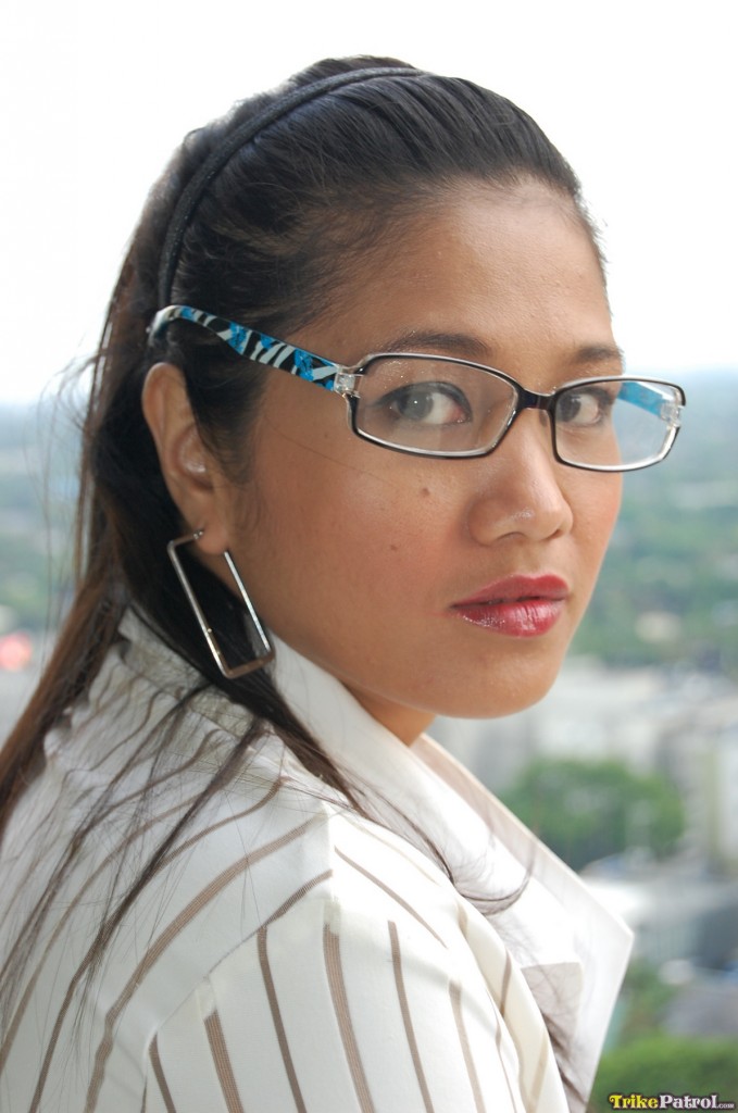 Milf Filipina Em Meias Mostra Corpo Quente & Leva Grande Gozo Nos Óculos