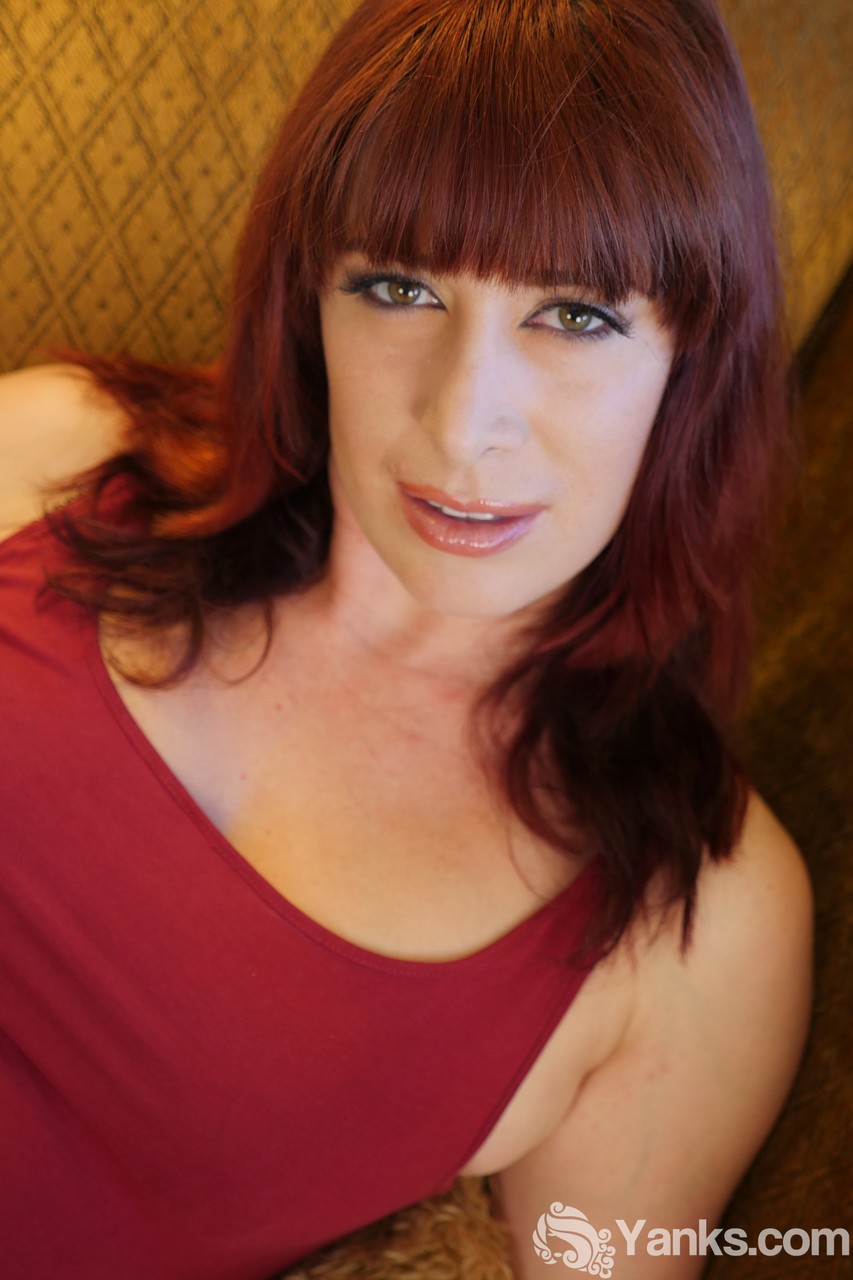 Milf أوديل تستمني في الجسم الطبيعي والكلسونات السوداء الجنسية