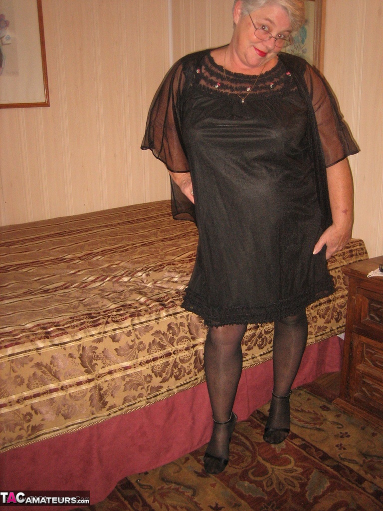 إلهة الحزام الهواة البدينة تتعرى حتى الجوارب بعد إزالة الصدرية بلا أكواب