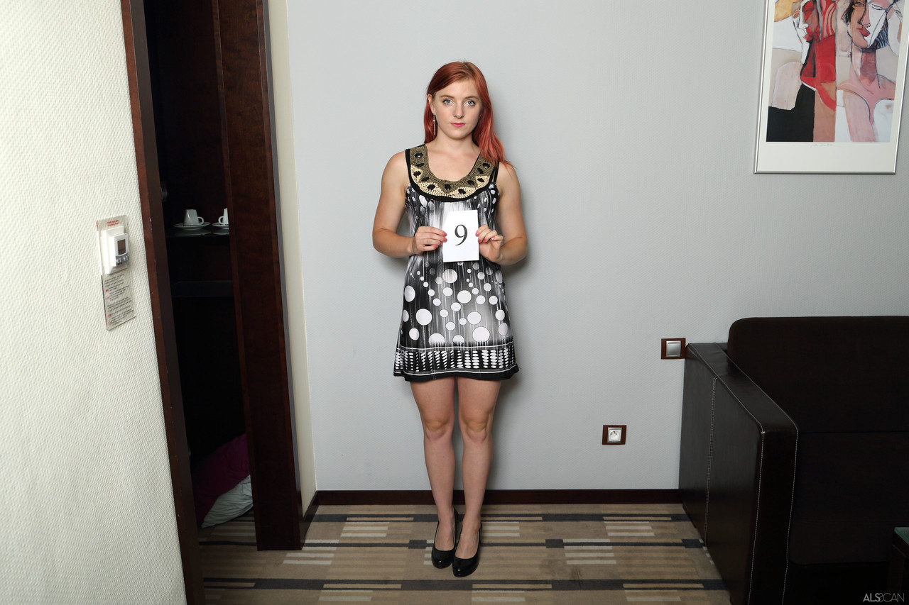 Ванесса Шелби Раздевается И Показывает Большую Задницу На Кастинге