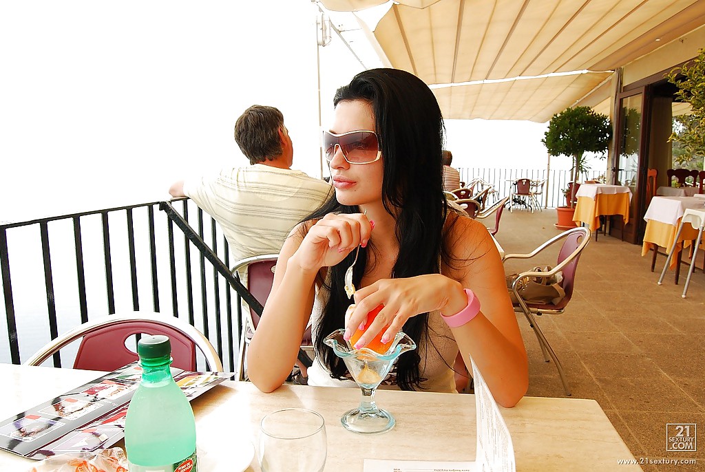 阿莱塔·海洋穿比基尼在海滩摆姿势展示大胸部