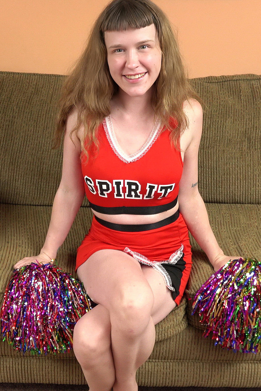 业余啦啦队员Wynn Rider在POV性爱前 sloppy口交