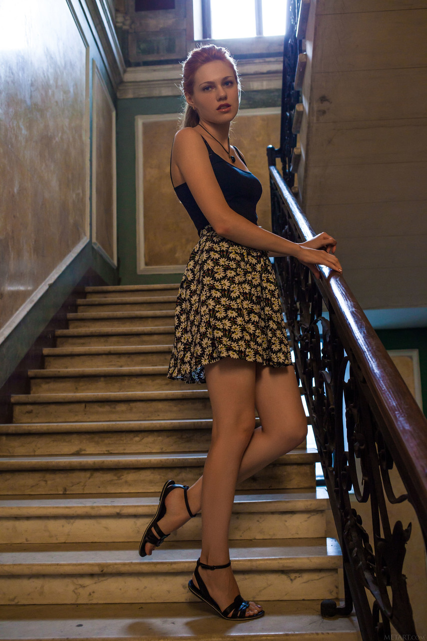 Подросток С Голубыми Глазами Ширли Тейт Показывает Маленькие Сиськи И Киску