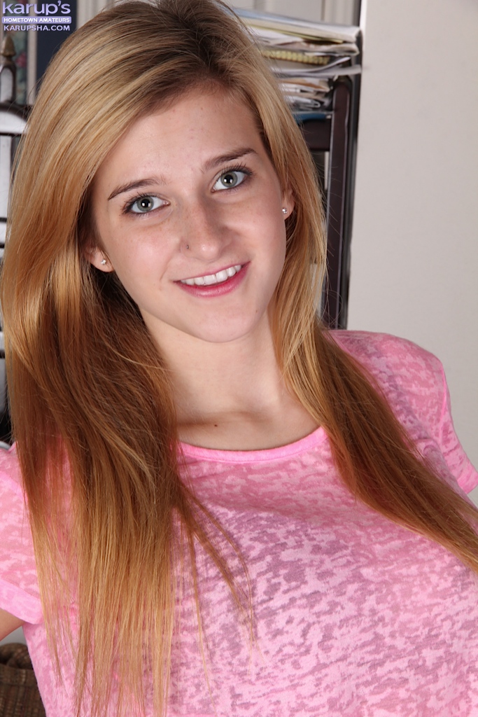 Karma Jones, Rubia Adolescente, Primer Plano Topless Chica Solitaria