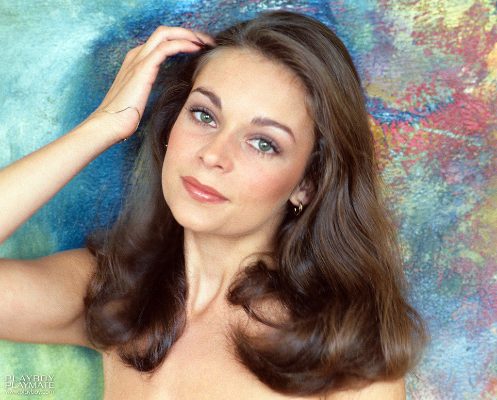 波兰黑发美女 Liz Glazowski 全裸展示天然双乳