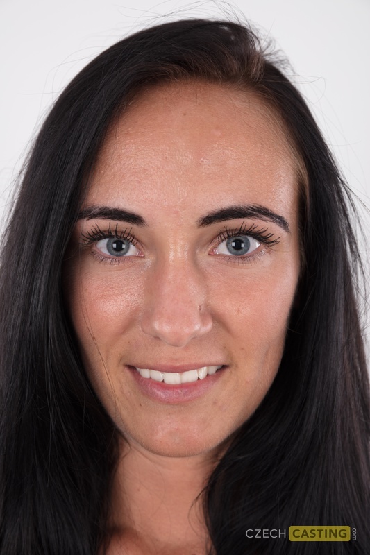 Amatrice Se Tient Nue Avec Des Cheveux Longs Frôlant Son Gros Cul