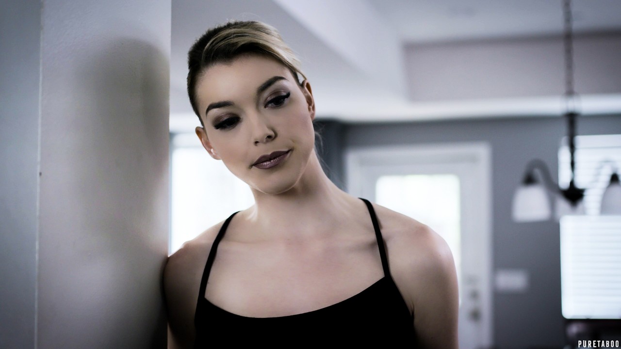 美しい家政婦Anny Auroraとの強制的な性行為