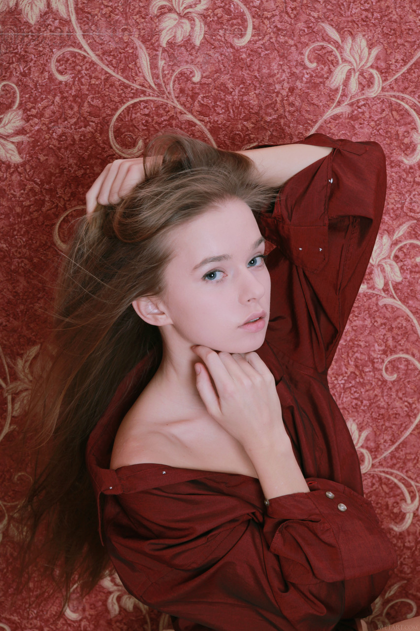 प्यारी किशोरी मिलेना डी लंबी आस्तीन की कमीज़ में अविश्वसनीय घने जंगल का खुलासा करती है