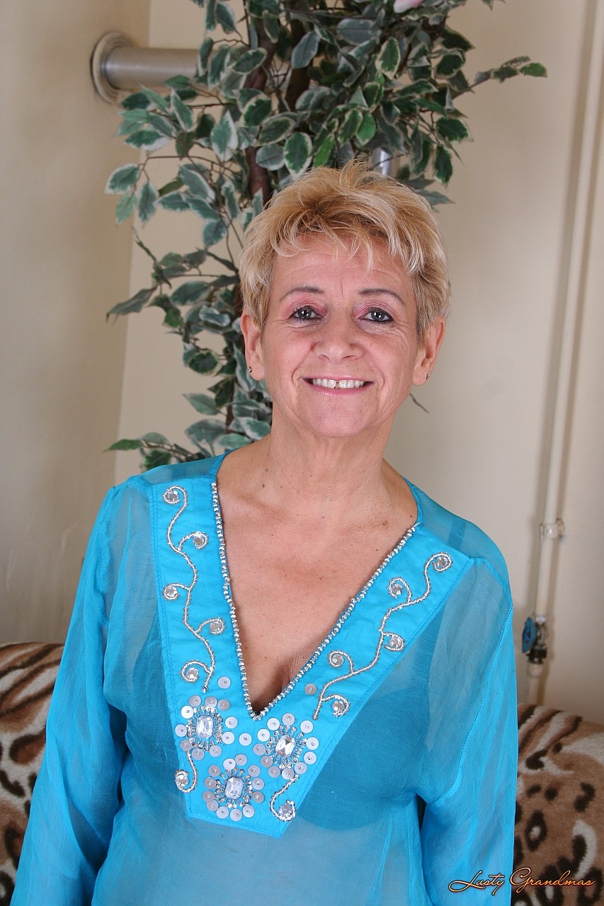 Joven Se Folla A Una Abuela De Pelo Corto Y Se Corre En Su Boca