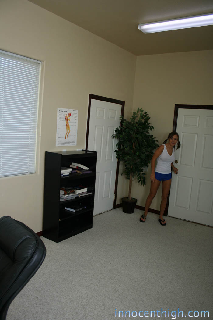 ポニーテールの学生ジャクリン・ケースが丸いメロンを揺らして教室で激しく犯される