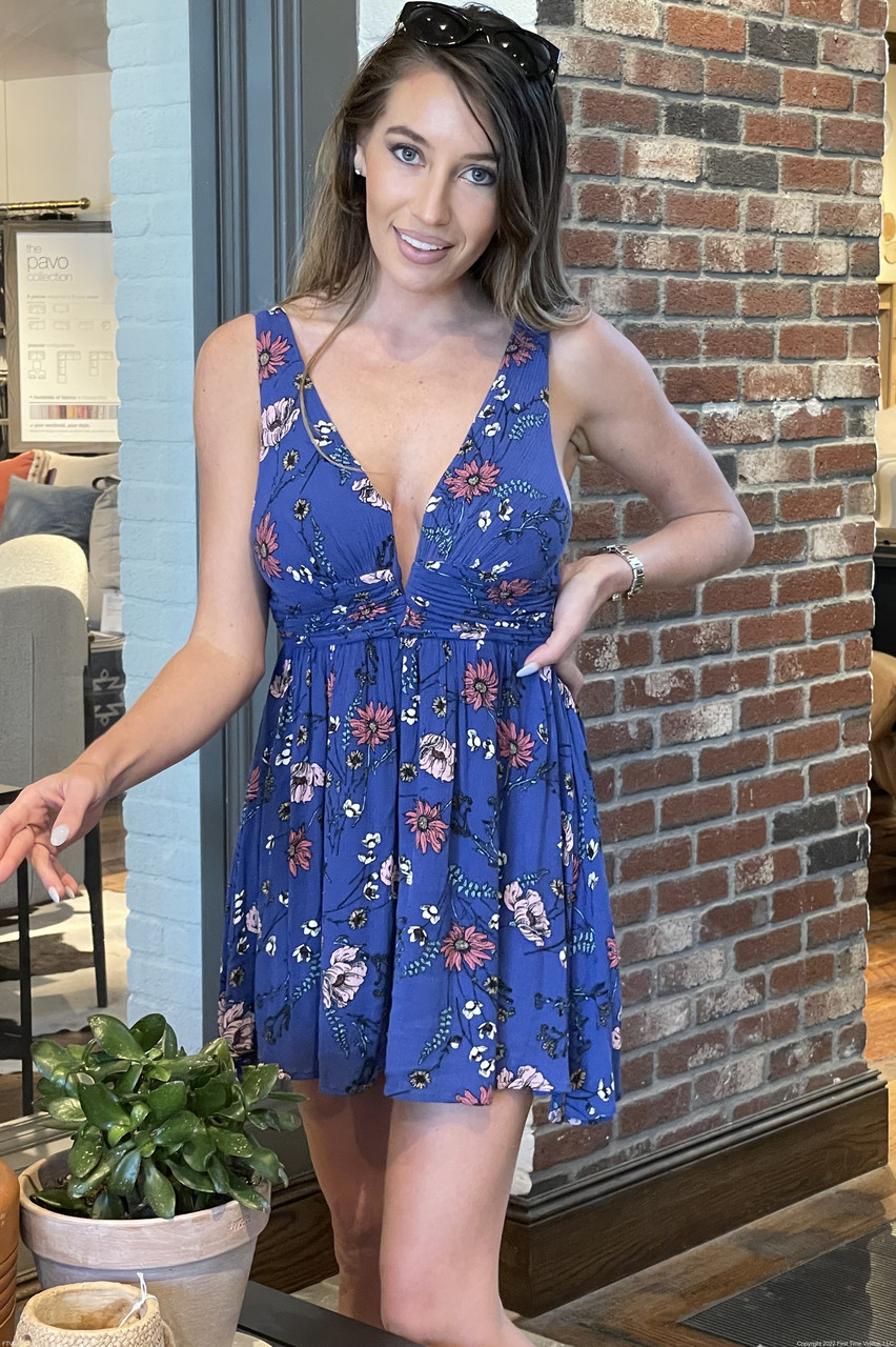 Jolie Amatrice Raye Posant Dans Sa Robe D'été Sexy Et Ses Compensés