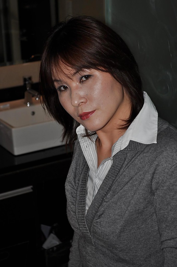 Milf Asiática Maliciosa Chiho Fujii Se Tira A Roupa E Exibe Sua Fenda Suculenta