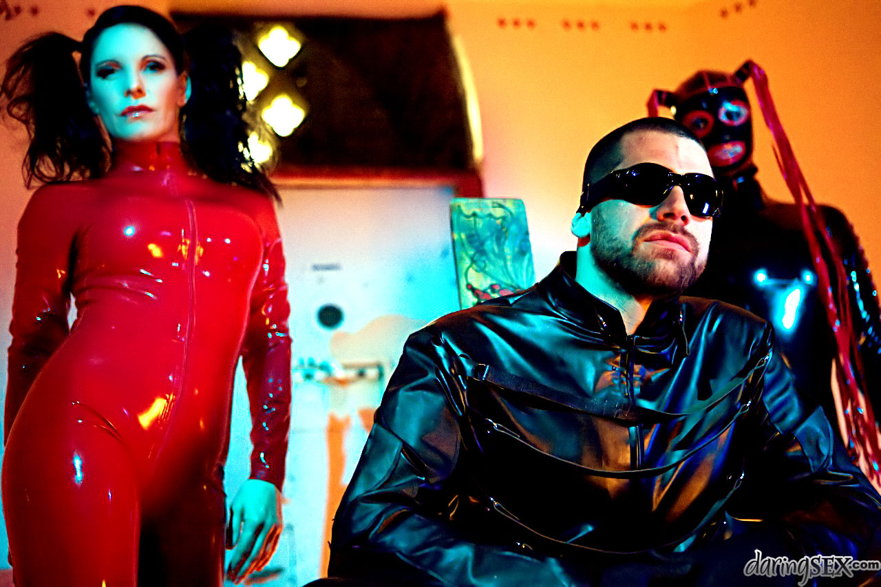 Schwarzhaarige Daisy Rock In Latex Vor Dem Sex In S/W-Dreh