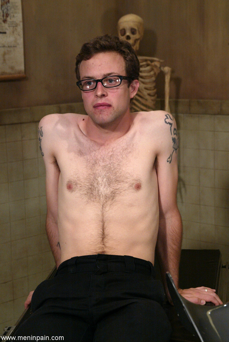 رجال في الألم مع إليوت سكيلينغتون، جيمس وجاسمين بيرن عراة