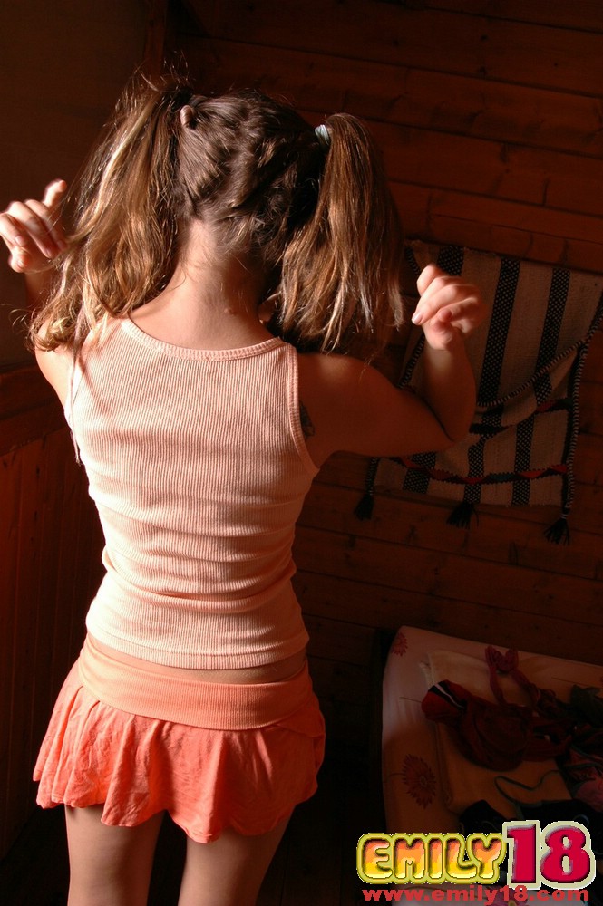 愛らしいティーンノトップレスで可愛いパンツと靴下を着用