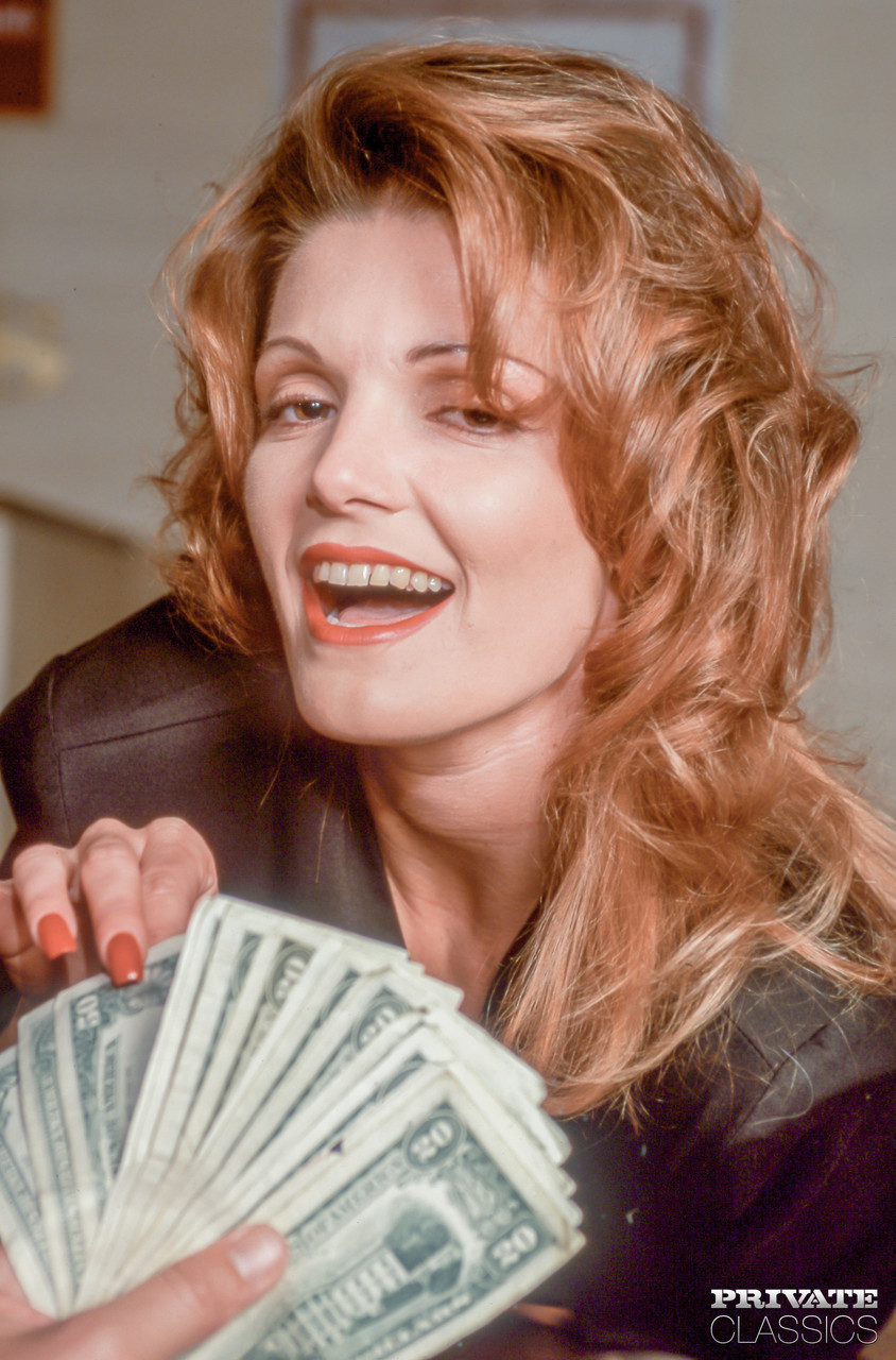 Bankangestellte Raven Mac Call Nimmt Zwei Sperma Ladungen In Den Mund Bei Der Arbeit