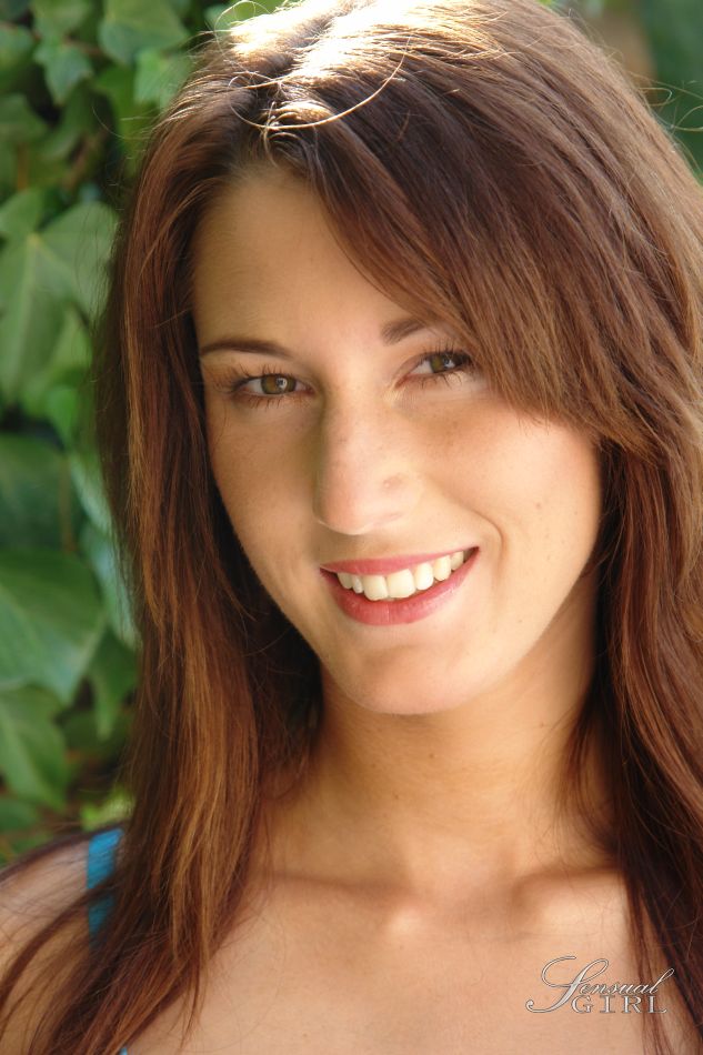 痩せた白人少女が屋外でトップレスになりながら固い乳房を露出する