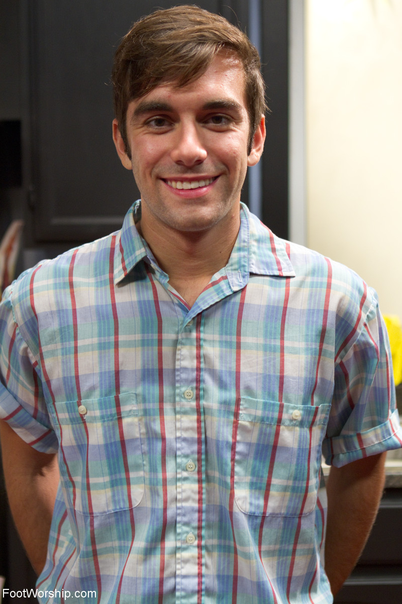 金髪のミルファー・ジュリア・アンが大きなお尻とセクシーな足を誇らしく見せる