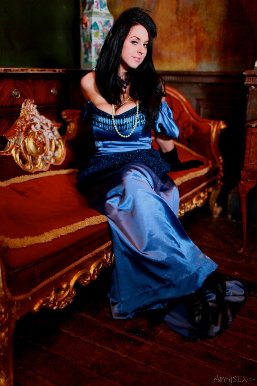 बड़े स्तनों वाली सांवली औरत लेस्बियन से चूत चटवाकर बड़े लंड पर चढ़ती है