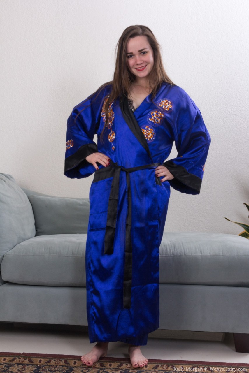 सेक्सी केली मॉर्गन साटन लingerie उतारने के बाद झांटों वाली चूत के होंठ फैलाती है