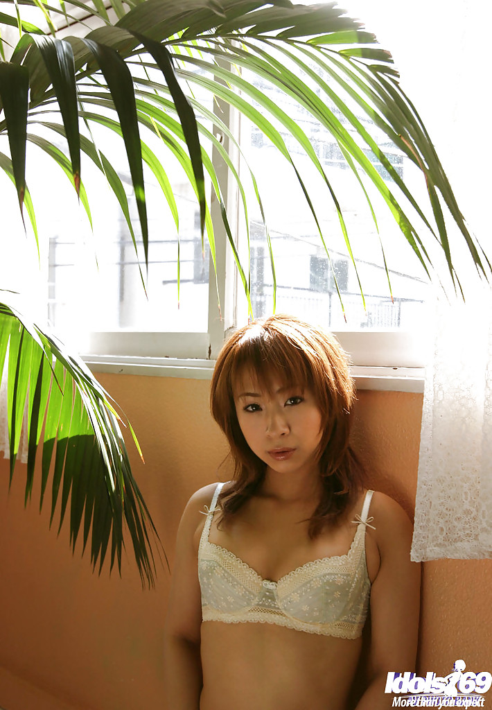 آسيوي كAREN Ichinose في ملابس نوم متسليطة ثديين جذابين مع حلمات قاسية