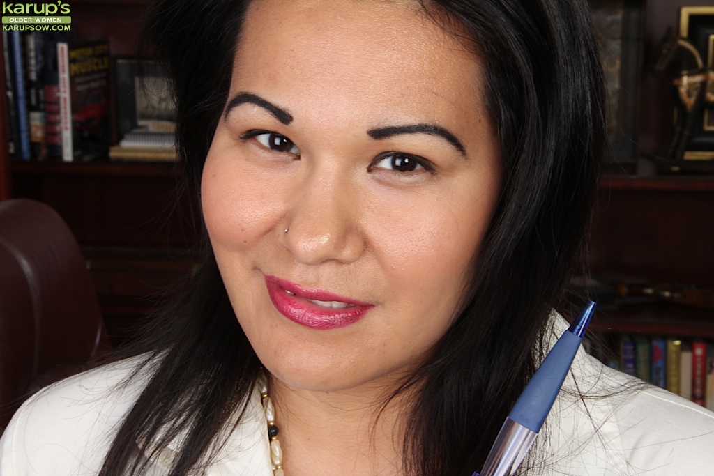 亚洲苏茜·约翰逊在镜头前戳她可爱的小洞