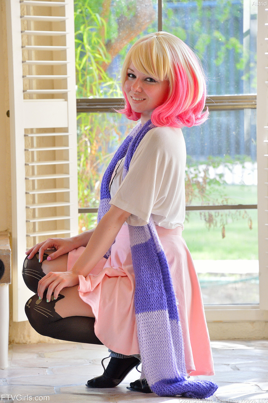 可爱的少女在脱下性感动漫服装后展现裸体之美