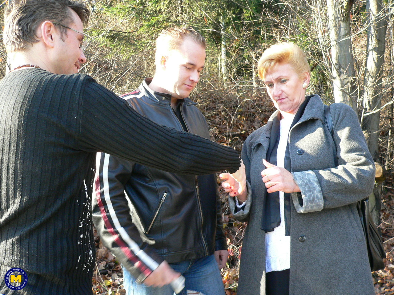 帕特里斯，淫荡的奶奶有大乳房，在外面被两个性感的男孩口交