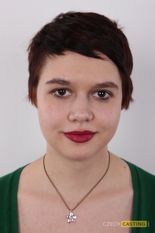 लाल होंठों वाली गोल-मटोल छोटे बालों वाली लड़की पहली बार निर्वस्त्र होती है