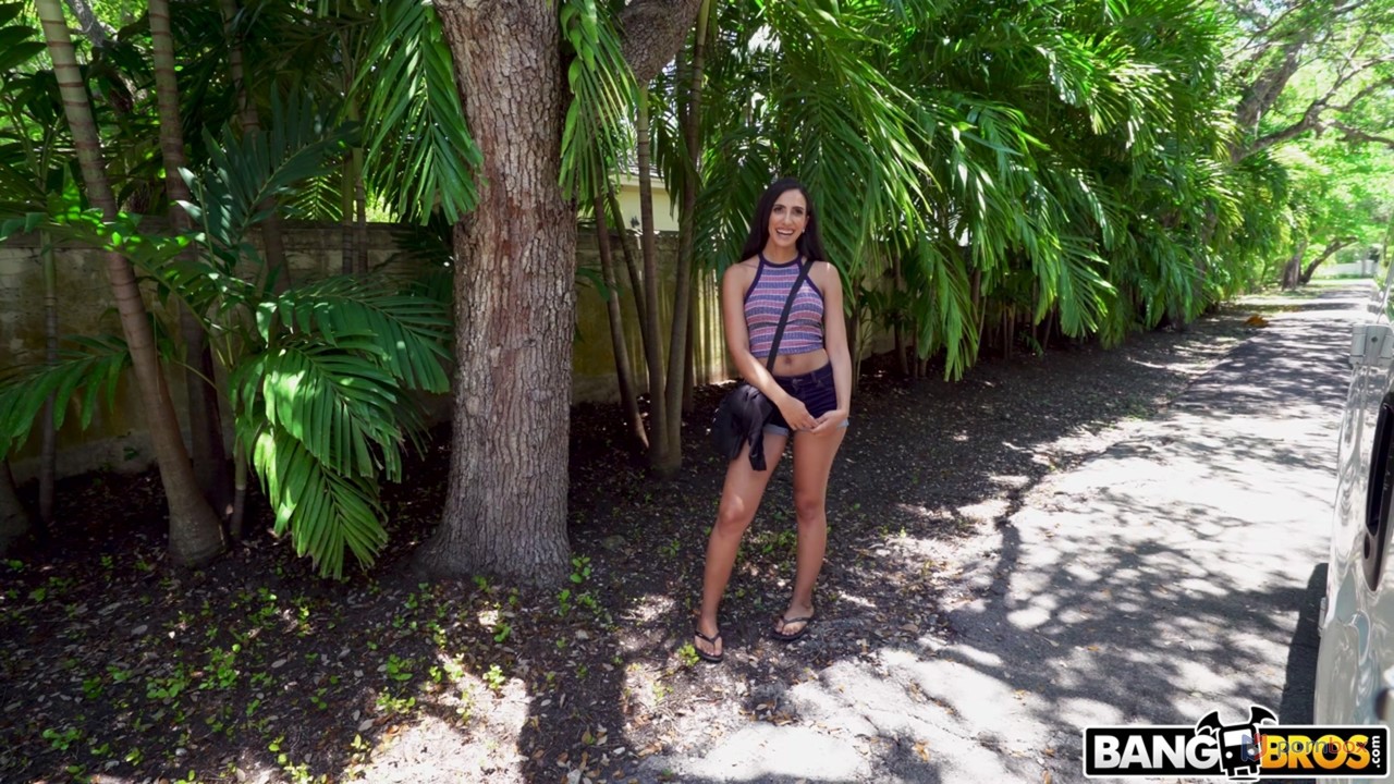 बस्टी लातिना एंजेलिका क्रूज़ वैन में अजनबी के विशाल लंड को चूसती और चुदवाती है