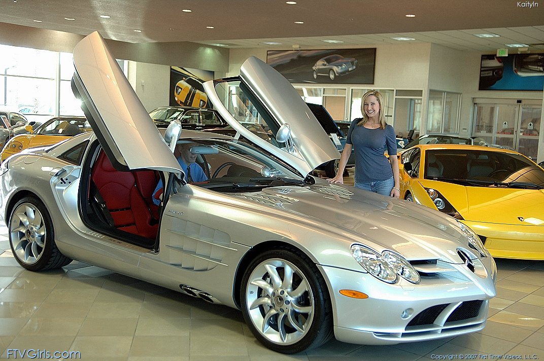 स्पोर्ट्स कार प्रेमी कैटलिन अपनी स्वादिष्ट चूत खिलौने में सेक्सी नाइटगाउन