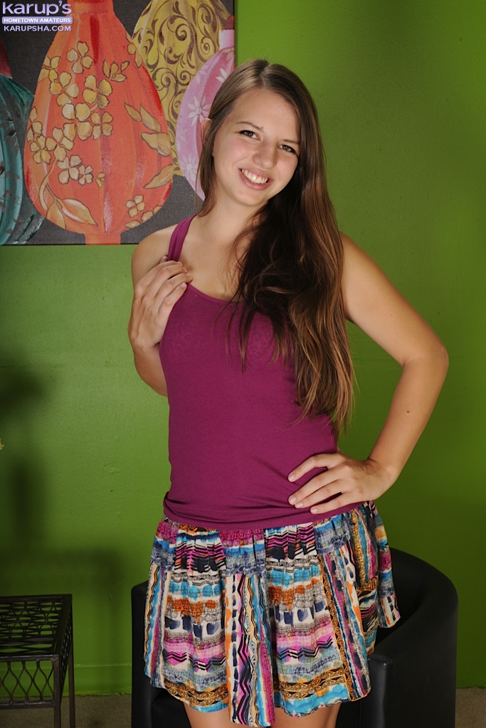 可爱少女安妮·玛丽脱衣展现完美少女乳房