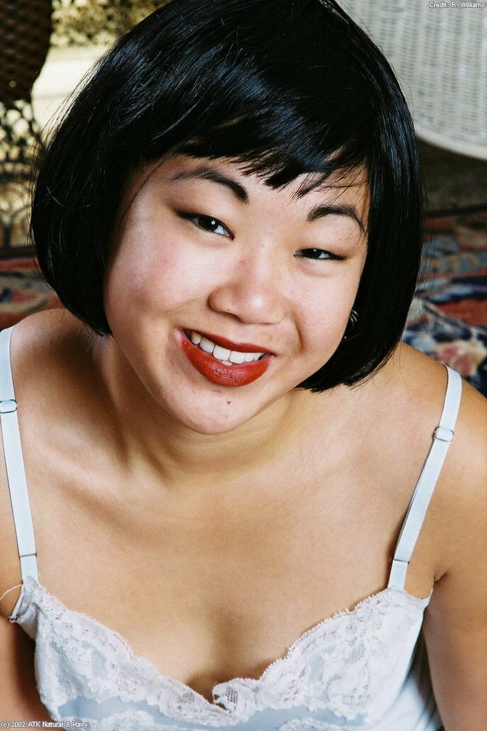 可愛いアジア人初体験純子がパンティーを脱いで毛むくじゃらのおまんこを開く