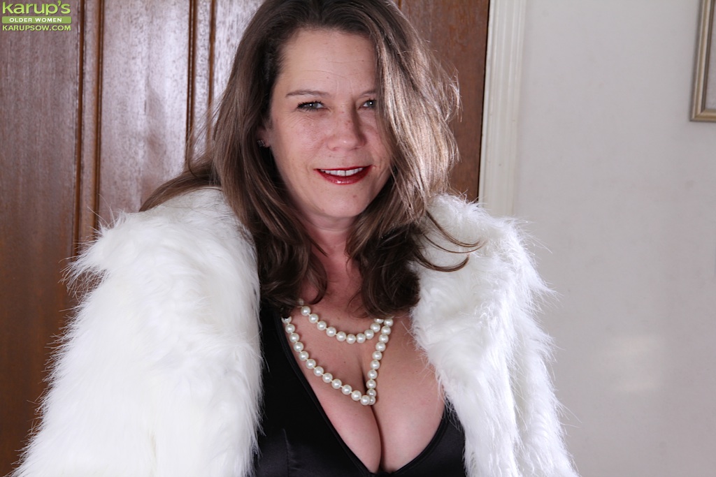 Smiley Mature Gal With Big Tits Undressing And Exposing Her Gash In Close Up