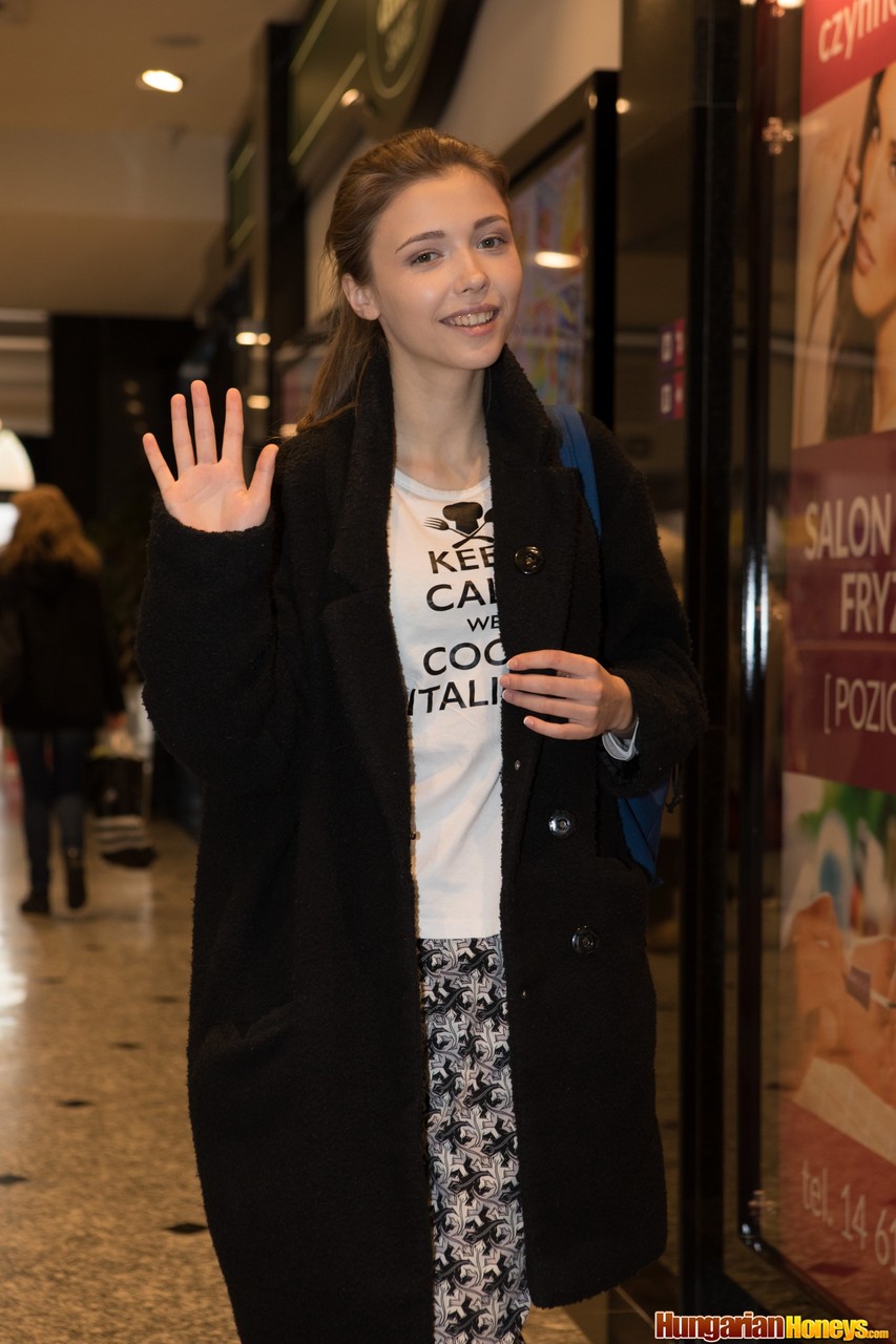 Junge Ukrainische Hausfrau Mila Azul Zieht Sich Aus Und Zeigt Ihre Riesigen Natürlichen Titten