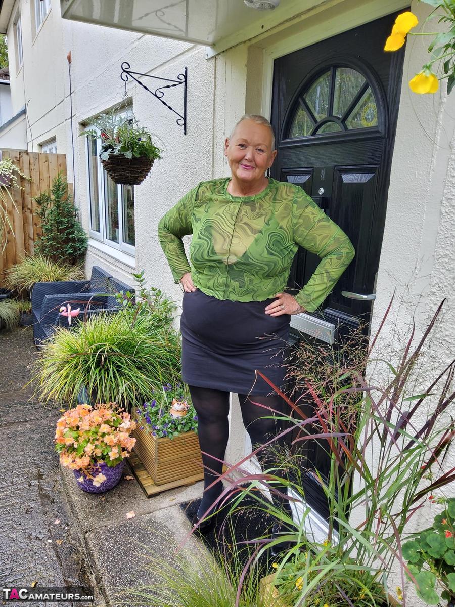 Kurzhaarige Nan Valgasmische Entblößte Rock Schritt Unter Hose In Strümpfen