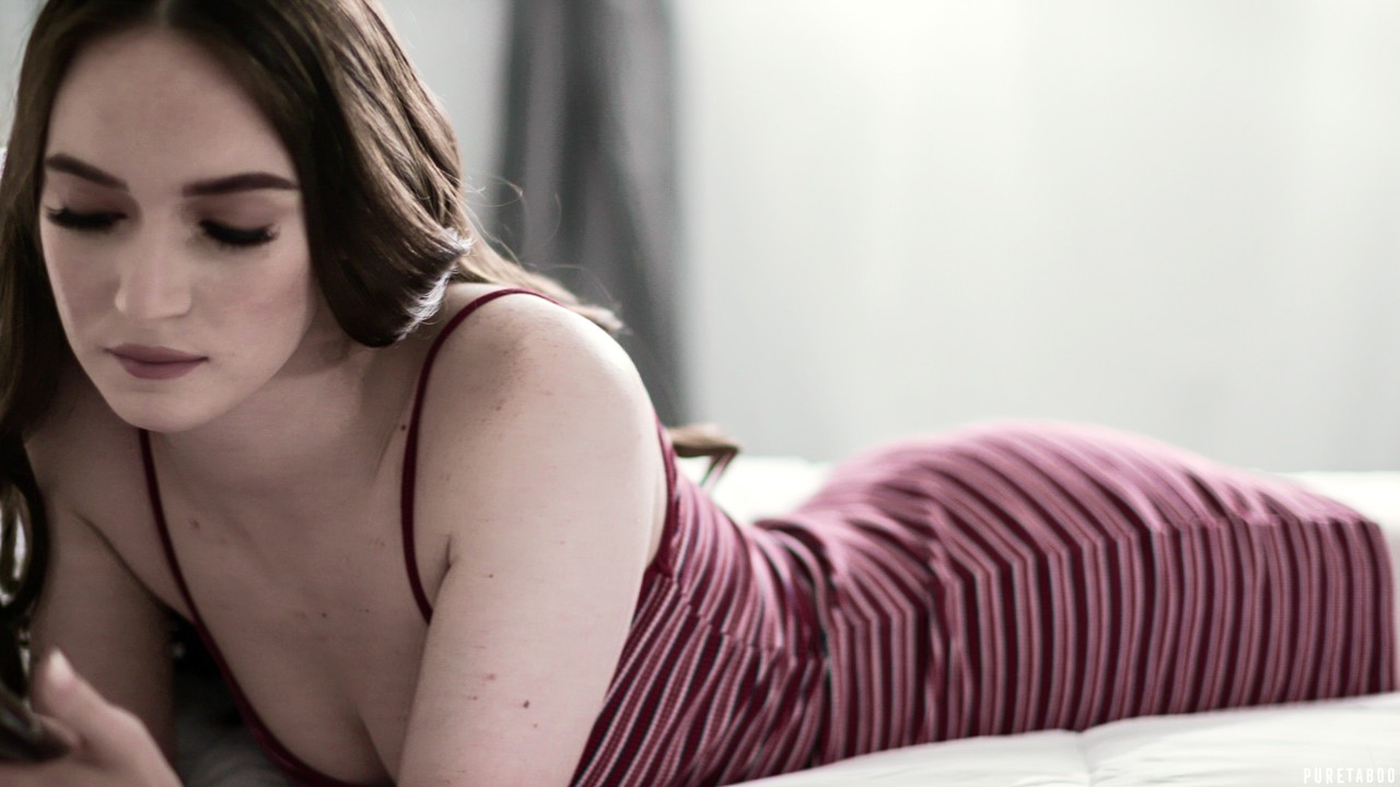 乌发少女哈泽尔·摩尔的毛穴被继父干