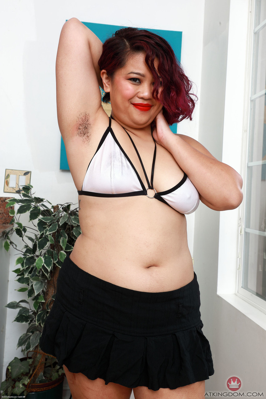 Manila Espalha Seu Grande Traseiro E Buceta Peluda Largo