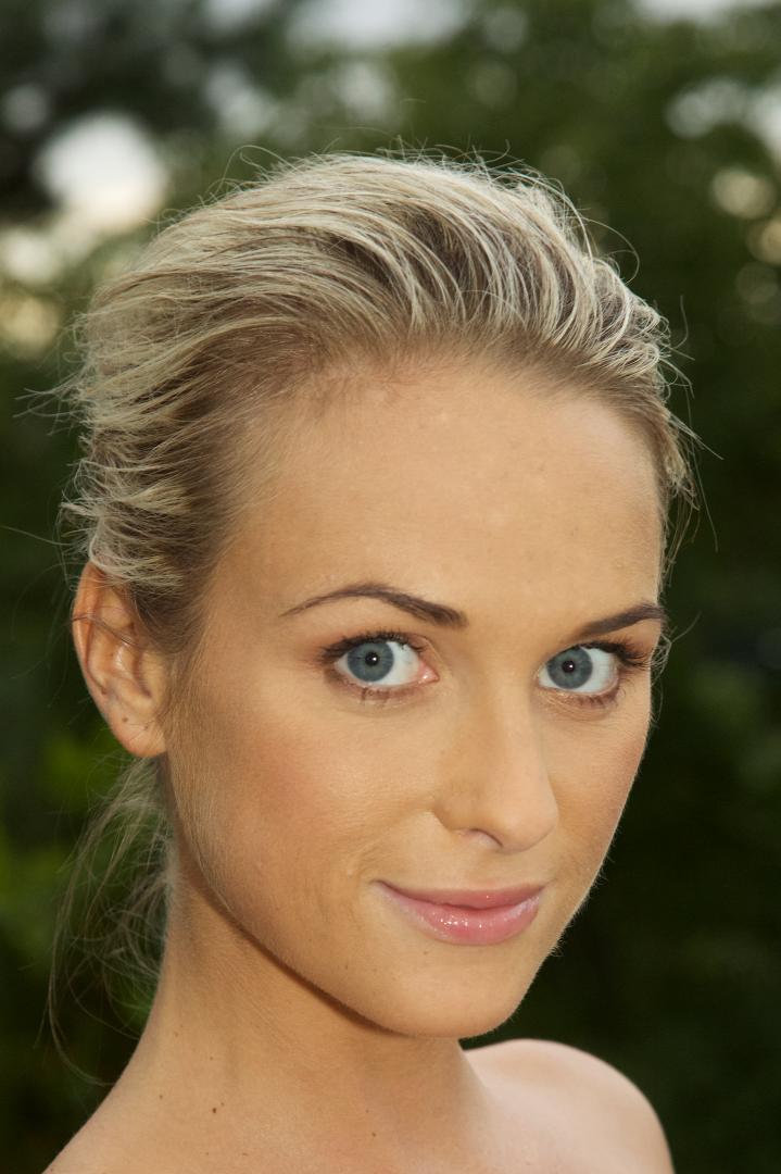 青い目の金髪美女ヴィナ・リードが水泳インストラクターに犯される