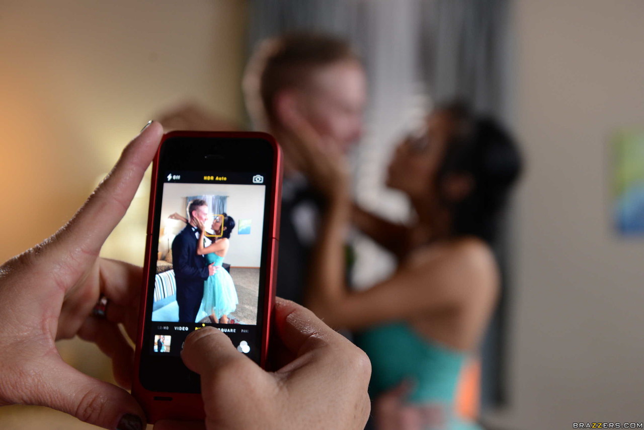 Shay Fox 用丰满胸部给女儿的约会对象上熟女性爱课