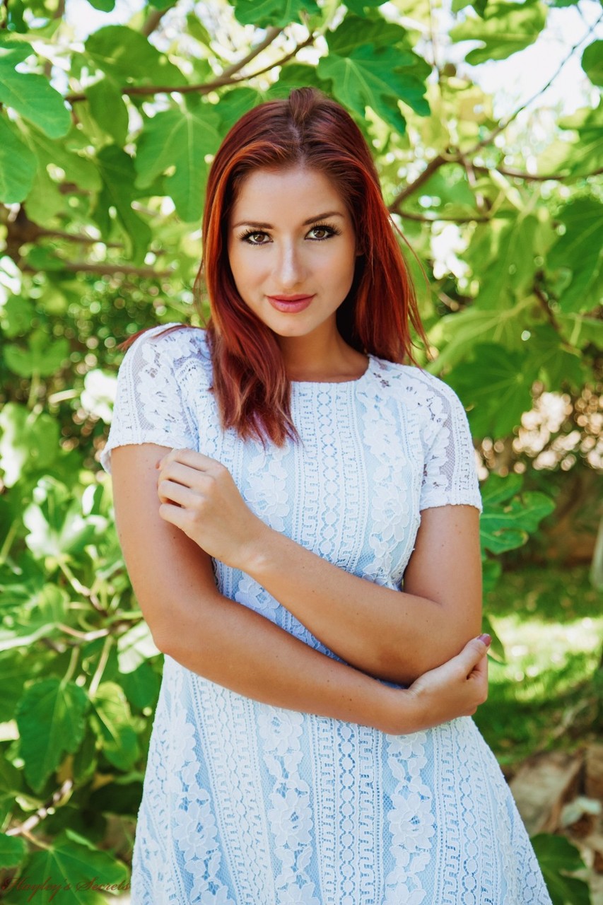 红发美女 Harley Gacke 在花园中赤裸脱衣