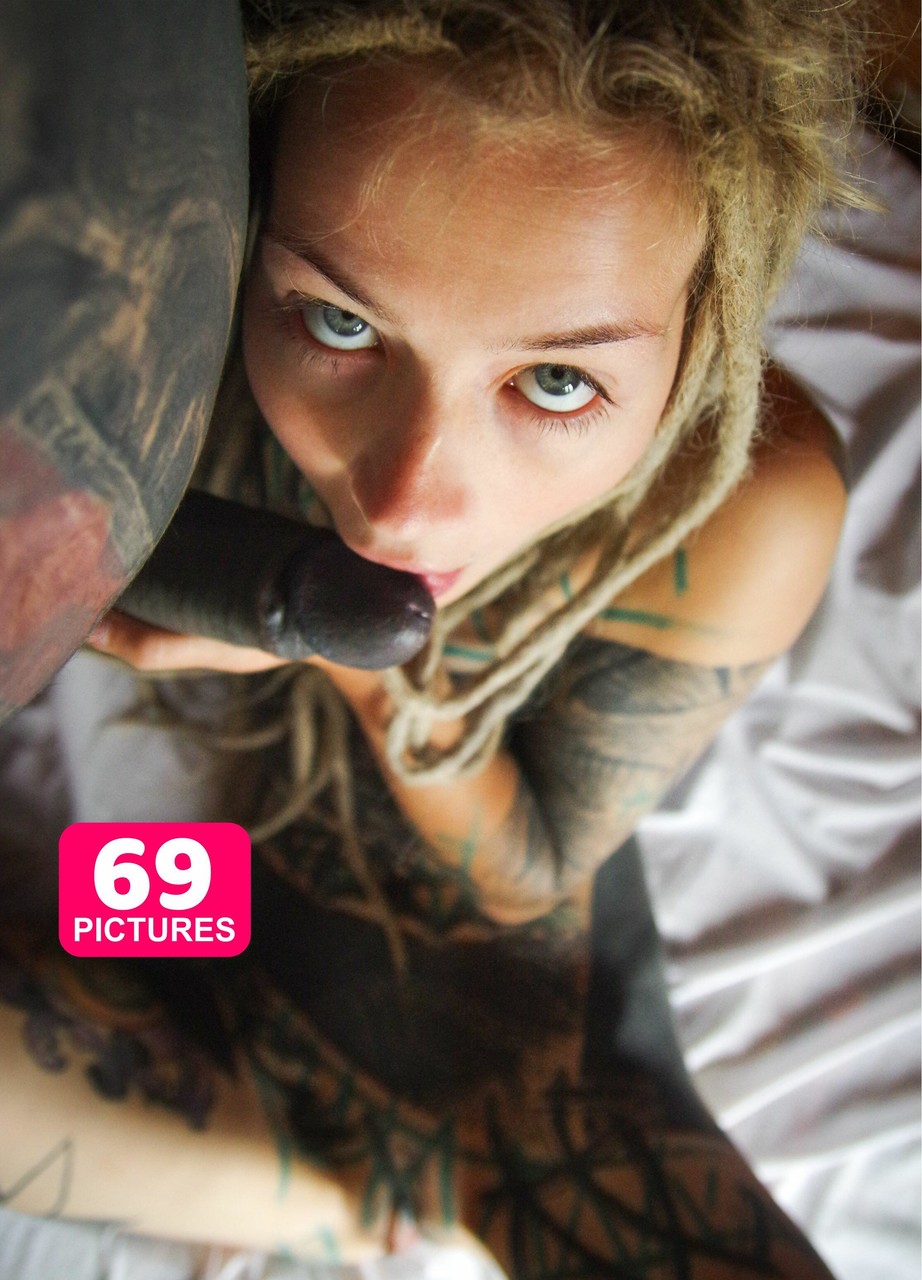 भारी टैटू वाली लड़की नग्न मॉडलिंग करते हुए लिंग चाटती है