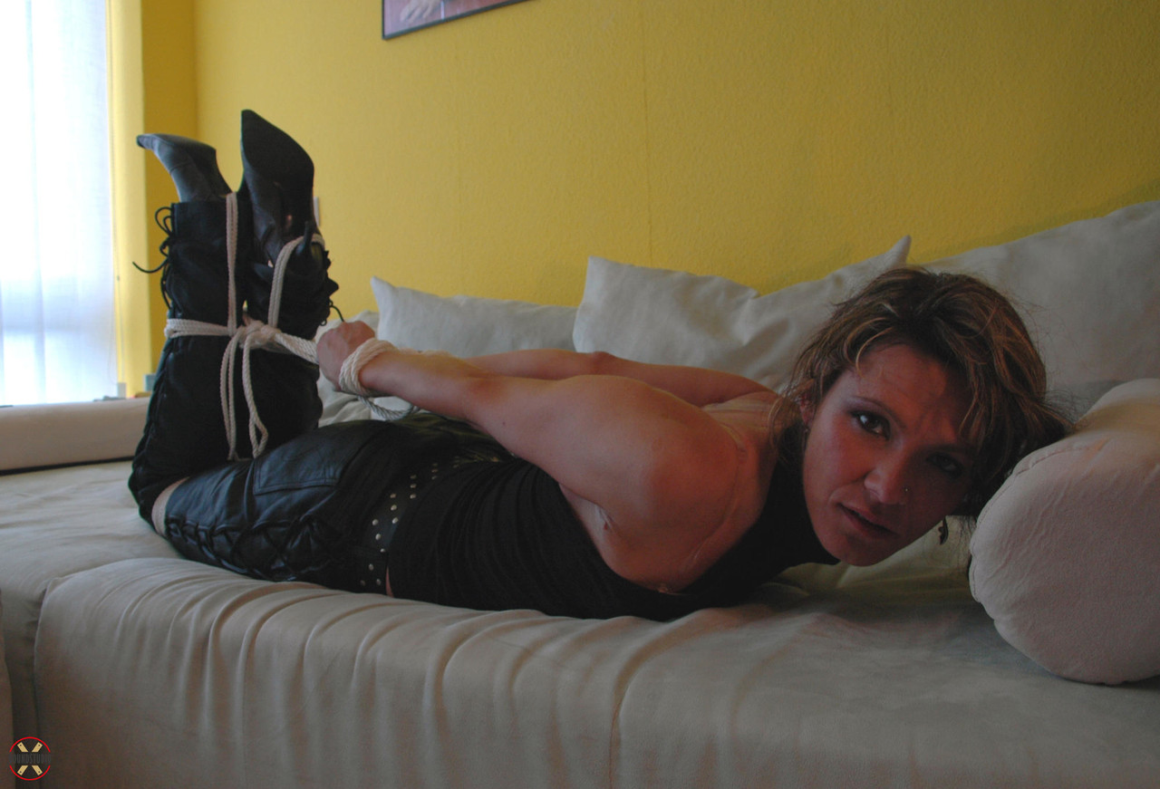 縛られた淫らな金髪娘がレザーパンツでギャグされ激しく悶える