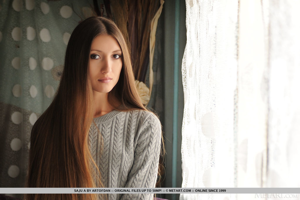 Schöne Teenagerin Saju A Mit Langem Haar Zeigt Kleine Titten In Strümpfen