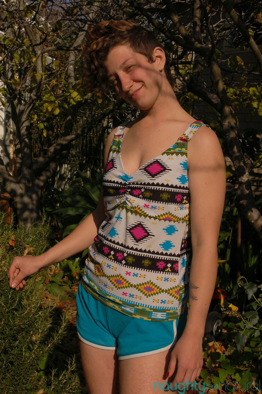 Garota Amadora Samone Mostra Seios Caídos E Boceta Peluda Ao Ar Livre